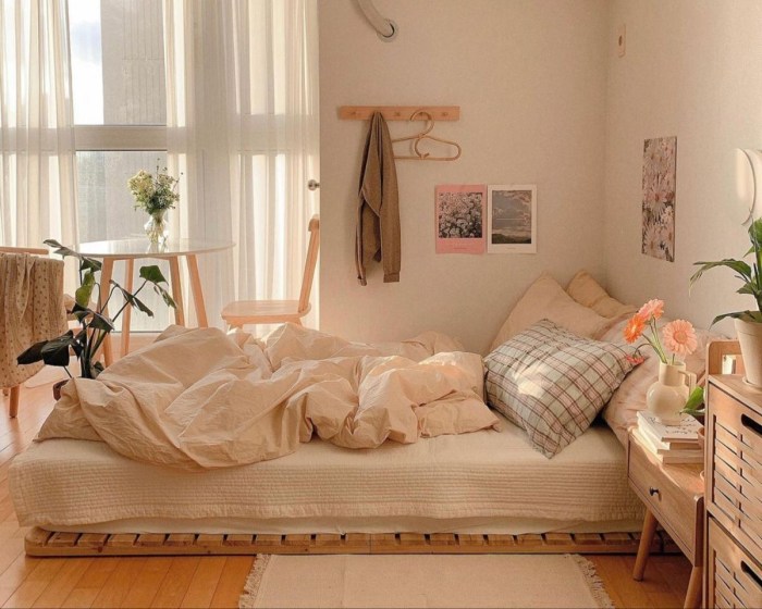 Kamar dekor ide tidur estetik kasur dekorasi ala agar lesehan aesthetic idntimes gak membosankan kayu lantai minim bedroom visit disimpan Ide Dekorasi Kamar Estetik dan Murah