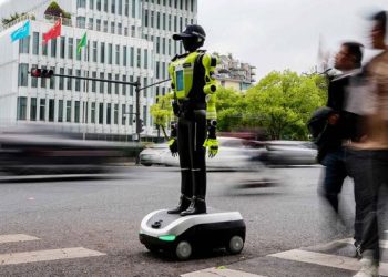 15 Robot Humanoid Dikerahkan Membantu Polisi Mengatur Arus Lalu Lintas