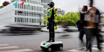 15 Robot Humanoid Dikerahkan Membantu Polisi Mengatur Arus Lalu Lintas