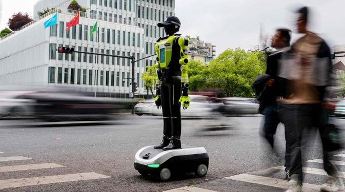 15 Robot Humanoid Dikerahkan Membantu Polisi Mengatur Arus Lalu Lintas