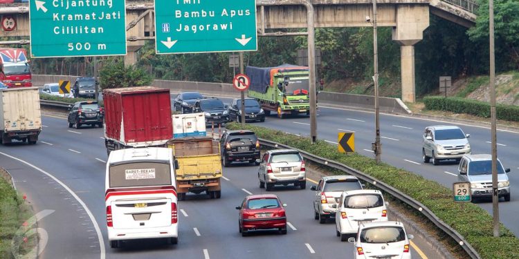 Mobil Pecah Ban di Tol Jagorawi, Berikut Penyebabnya