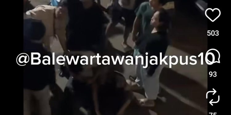 Pemuda Dipukuli Hingga Terjatuh ke Lantai Dasar Pasar Grogol