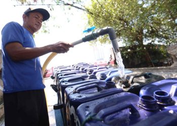Penopang Kebutuhan Warga Muara Angke oleh Pedagang Air Jeriken