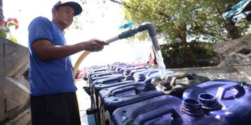 Penopang Kebutuhan Warga Muara Angke oleh Pedagang Air Jeriken