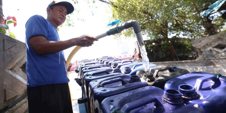 Penopang Kebutuhan Warga Muara Angke oleh Pedagang Air Jeriken