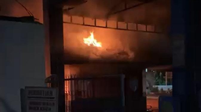 Kebakaran Kantin Daan Mogot, Delapan Mobil Pemadam Kebakaran Dikerahkan