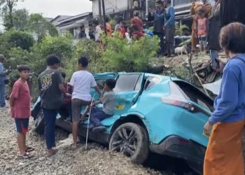 Sopir Taksi Selamatkan Diri Sebelum Ditabrak KRL di Stasiun Bekasi Timur