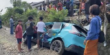 Sopir Taksi Selamatkan Diri Sebelum Ditabrak KRL di Stasiun Bekasi Timur
