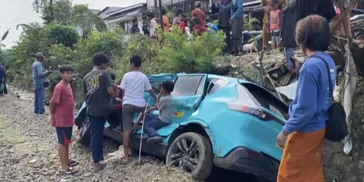 Sopir Taksi Selamatkan Diri Sebelum Ditabrak KRL di Stasiun Bekasi Timur