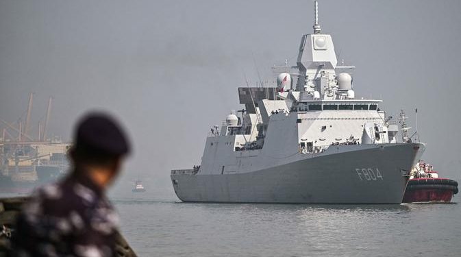 Misi Diplomatik Kapal Perang Belanda De Ruyter Kunjungi Surabaya