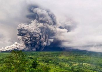 Gunung Semeru Erupsi Muntahkan Awan Panas Guguran Sabtu Malam