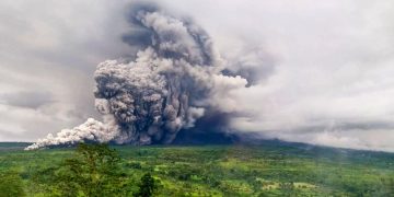 Gunung Semeru Erupsi Muntahkan Awan Panas Guguran Sabtu Malam