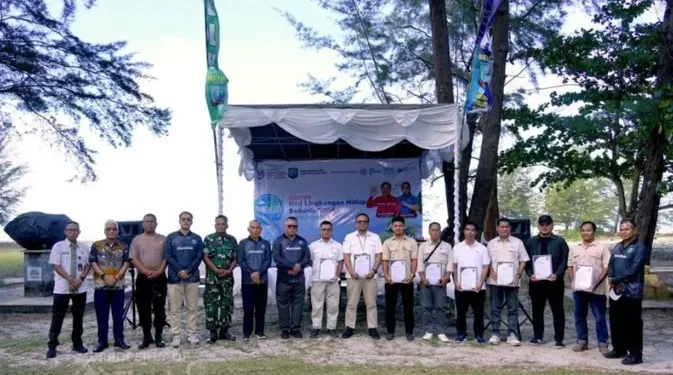 Dinas Lingkungan Hidup Belitung Timur Tanam Ratusan Pohon untuk Cegah Abrasi