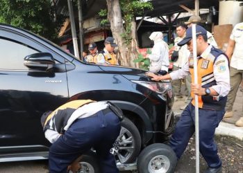 Razia Parkir Liar di Senopati, Mobil Ditarik dan Pentil Dicabut