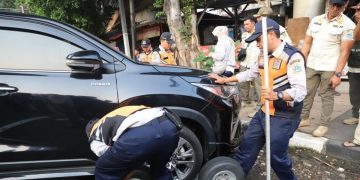 Razia Parkir Liar di Senopati, Mobil Ditarik dan Pentil Dicabut