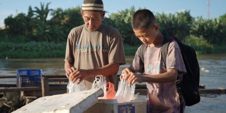 Kisah Risky Bocah Penjual Ikan yang Kini Menuntut Ilmu di Sekolah Rakyat