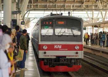 Kebakaran di Sekitar Rel Mengganggu Perjalanan KRL Tanah Abang-Duri