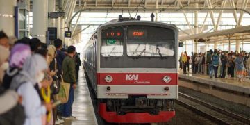 Kebakaran di Sekitar Rel Mengganggu Perjalanan KRL Tanah Abang-Duri