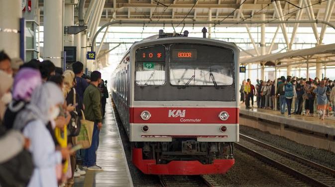 Kebakaran di Sekitar Rel Mengganggu Perjalanan KRL Tanah Abang-Duri