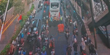 Bus Terhenti di Halte Cawang Cikoko Mengakibatkan Kemacetan Lalu Lintas