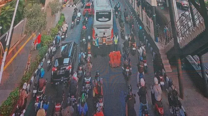 Bus Terhenti di Halte Cawang Cikoko Mengakibatkan Kemacetan Lalu Lintas
