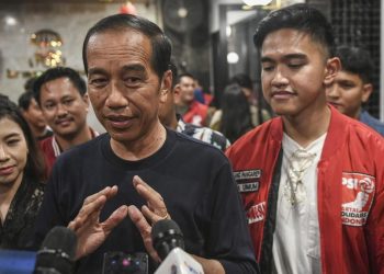Kunjungi Lampung, Jokowi Kenakan Kemeja dan Topi Berlogo PSI