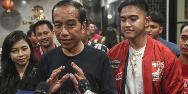 Kunjungi Lampung, Jokowi Kenakan Kemeja dan Topi Berlogo PSI