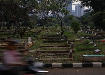 Tukang Gali Kubur Temukan Emas 2,4 Kilogram di Cirebon