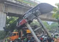 Kemacetan Akibat Truk Alat Berat Tabrak JPO Tendean