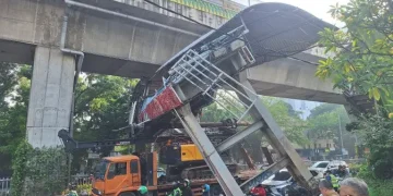 Kemacetan Akibat Truk Alat Berat Tabrak JPO Tendean