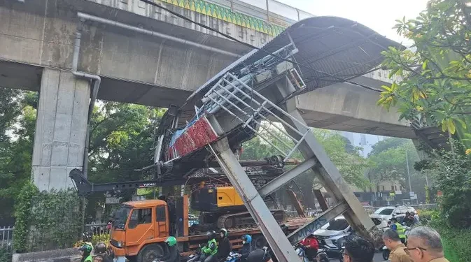 Kemacetan Akibat Truk Alat Berat Tabrak JPO Tendean