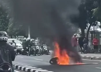Motor Terbakar Setelah Menghindari Mobil yang Menghentak Mendadak