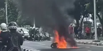 Motor Terbakar Setelah Menghindari Mobil yang Menghentak Mendadak