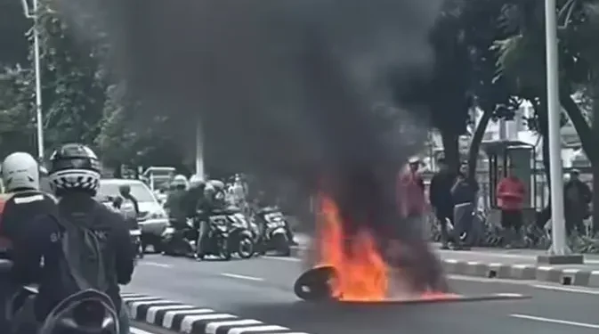 Motor Terbakar Setelah Menghindari Mobil yang Menghentak Mendadak