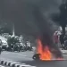 Motor Terbakar Setelah Menghindari Mobil yang Menghentak Mendadak