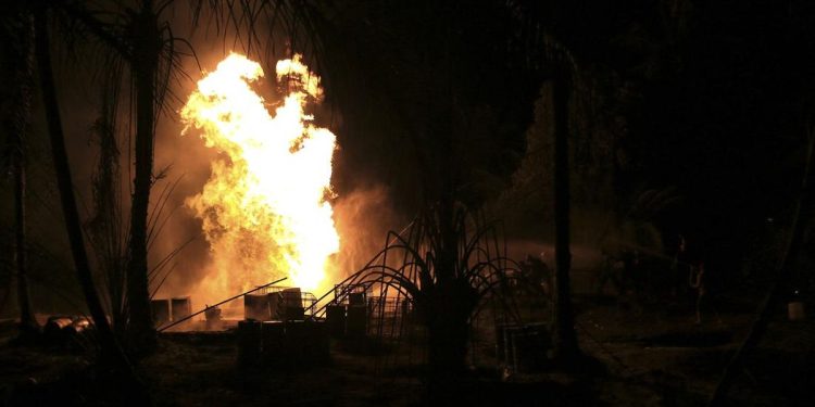 Meledaknya Sumur Minyak Tradisional di Aceh Timur