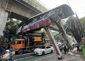 Truk Tabrak JPO Tendean, Kemacetan Mengular Hingga Kuningan-Warung Buncit