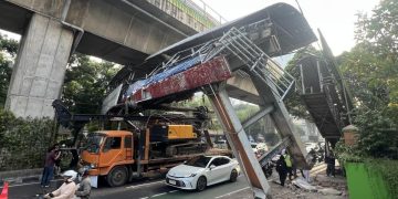 Truk Tabrak JPO Tendean, Kemacetan Mengular Hingga Kuningan-Warung Buncit