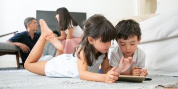 Waktu Layar Anak Meningkat Saat Orang Tua Mengalami Stres