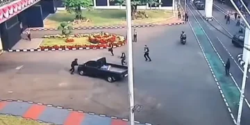 Pikap Seruduk Gerbang DPR Saat Aksi Demo 27 Agustus