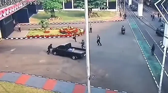 Pikap Seruduk Gerbang DPR Saat Aksi Demo 27 Agustus