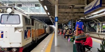 Daftar 13 Kereta Api yang Berhenti di Jatinegara Hanya Hari Ini