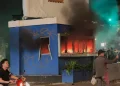 Kebakaran Pos Polisi di Bawah Flyover Slipi oleh Massa