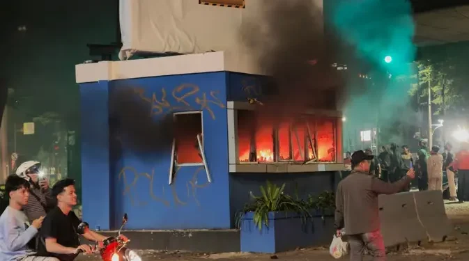 Kebakaran Pos Polisi di Bawah Flyover Slipi oleh Massa
