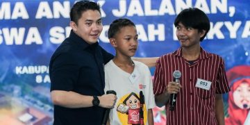Disambut Puisi Siswa SR Dari Jalanan Menuju Harapan oleh Seskab Teddy