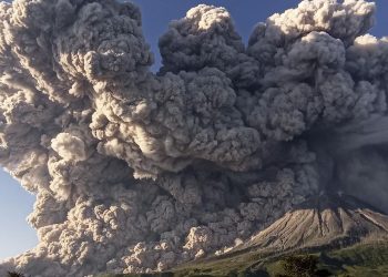 Gunung Sinabung Erupsi, 2451 Warga di Dua Desa Dievakuasi