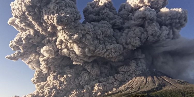 Gunung Sinabung Erupsi, 2451 Warga di Dua Desa Dievakuasi