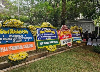 Karangan Bunga Menghiasi Rumah Duka Guruh Soekarnoputra