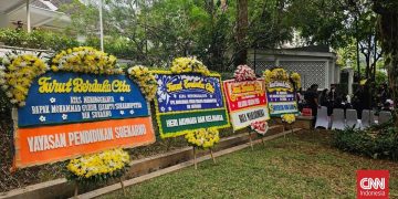 Karangan Bunga Menghiasi Rumah Duka Guruh Soekarnoputra