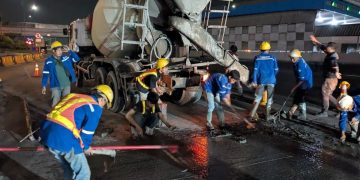 Mobil ASN di Pekalongan Melanggar Jalan yang Sedang Dicor